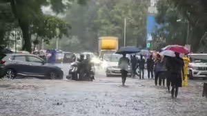 मुंबई में मूसलाधार बारिश का कहर: मानखुर्द में इमारत ढही, 13 की मौत, नासिक में बादल फटने की आशंका