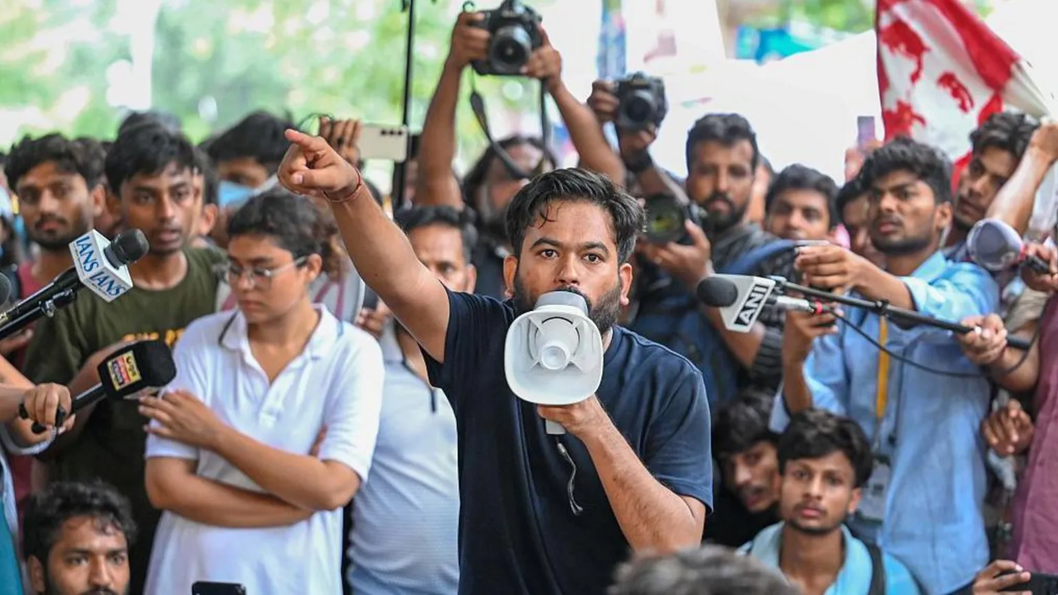 दिल्ली छात्र प्रदर्शन: सोनम वांगचुक की हिरासत के बाद जंतर-मंतर पर जुटे छात्र, संसद मार्च को लेकर सुरक्षा कड़ी