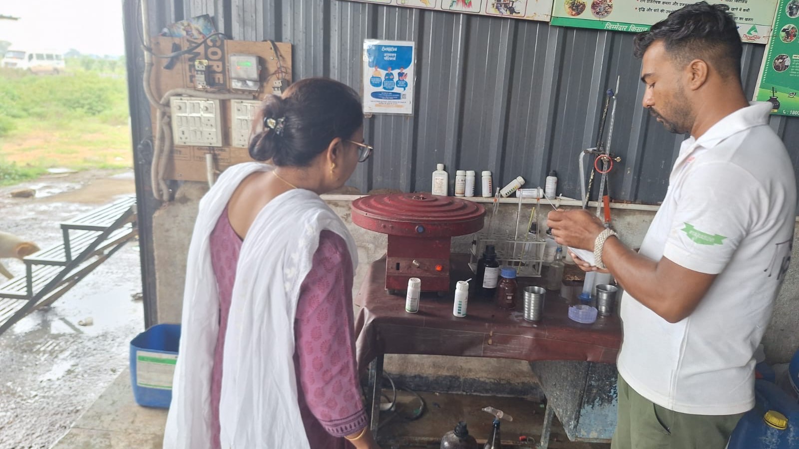 धार में मिलावट के खिलाफ बड़ी कार्रवाई: 14 दूध और डेयरी उत्पादों के नमूने जांच के लिए भेजे