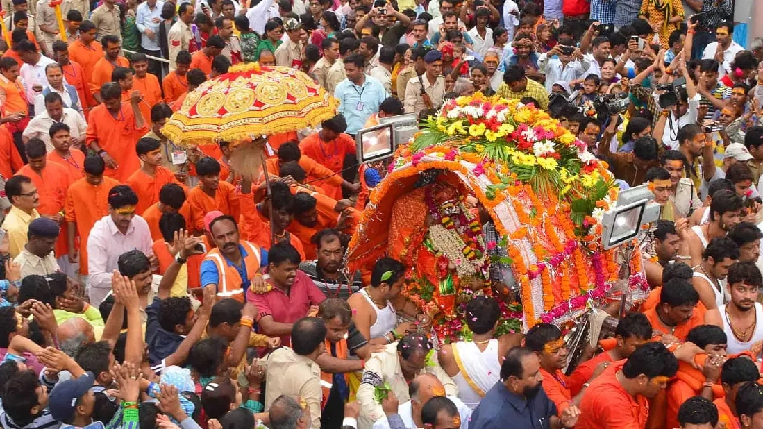 महाकाल की पहली सवारी से पहले प्रशासन अलर्ट, कलेक्टर ने दिए गड्ढे भरने और नालियां ढकने के निर्देश