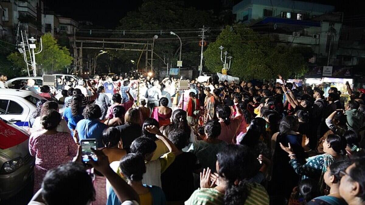 झारखंड छात्र आंदोलन: दिनभर प्रदर्शन, रात में पढ़ाई; पेपर लीक और भर्ती घोटाले के विरोध में वायरल हुआ वीडियो
